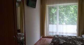 Гостиница Guest House Ugolok Алушта Двухместный номер с 1 кроватью и балконом (на 2 взрослых и 1 ребёнка)-4